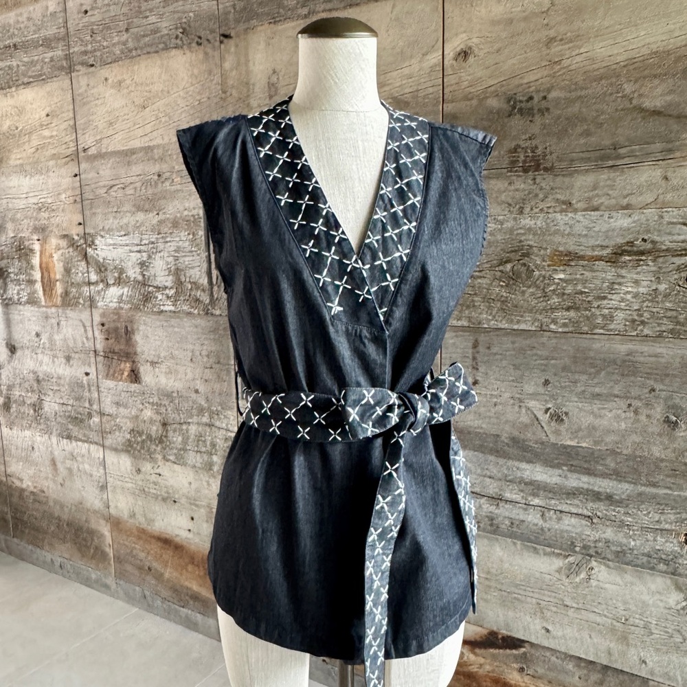 NWOT POL‎ Embroidered Chambray Vest Wrap Tie Waist V-Neck Coastal Boho Navy S